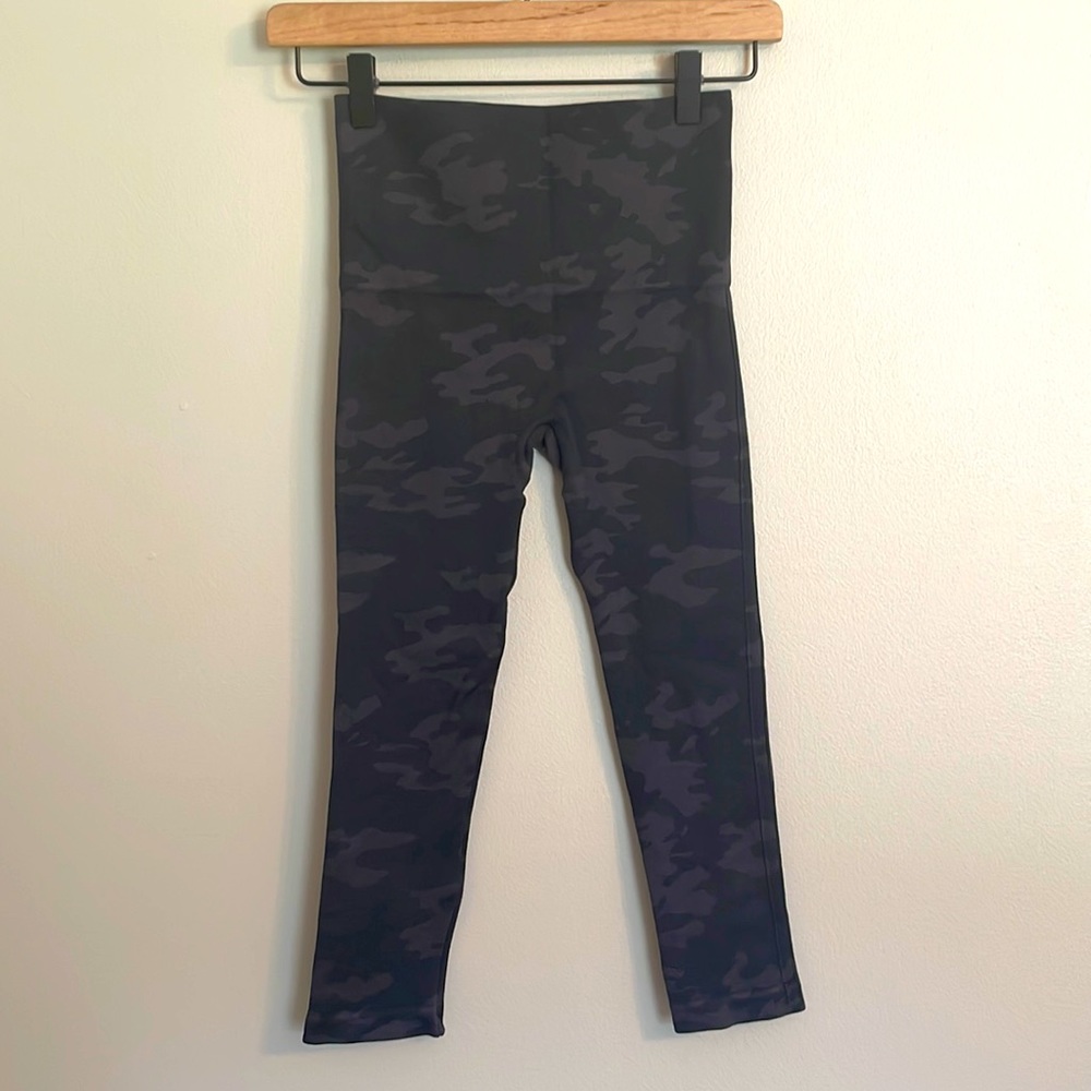 Women’s SPANX Cropped camo leggings Size S Small